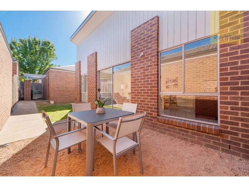 24 Hoxton Crescent, Craigieburn VIC 3064