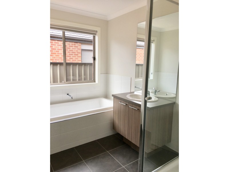 102 Sustainable Drive, Craigieburn VIC 3064