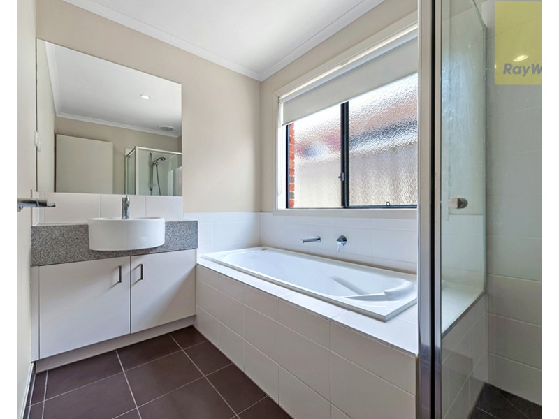 33 Ballybunion Avenue, Craigieburn VIC 3064