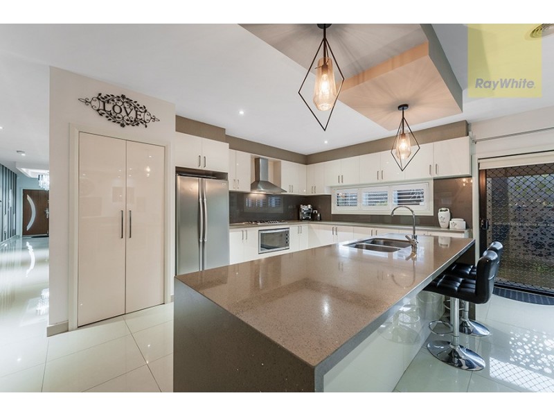 32 Bluebird Way, Roxburgh Park VIC 3064