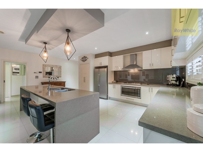 32 Bluebird Way, Roxburgh Park VIC 3064