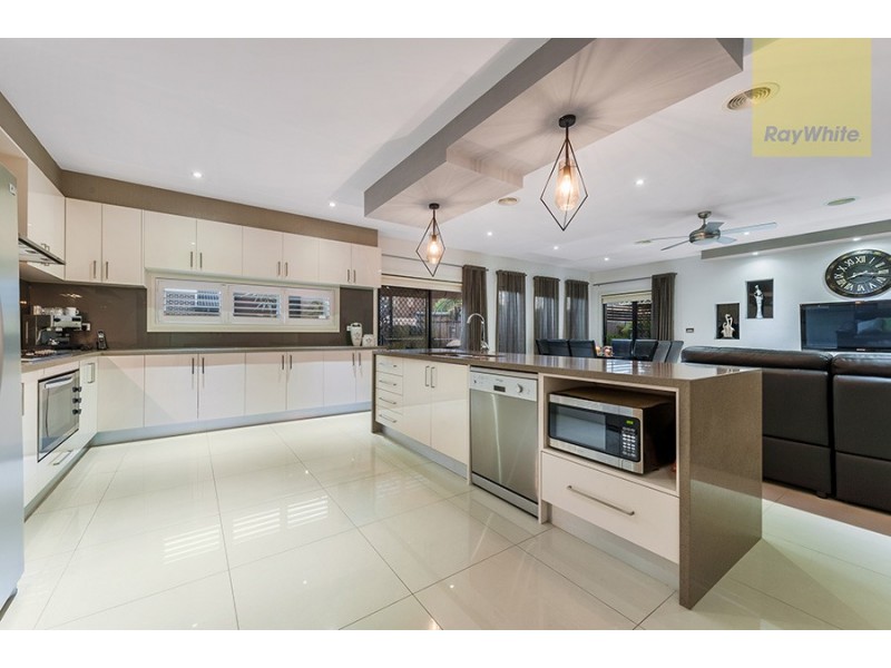 32 Bluebird Way, Roxburgh Park VIC 3064