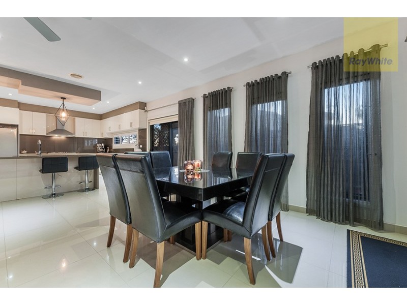 32 Bluebird Way, Roxburgh Park VIC 3064