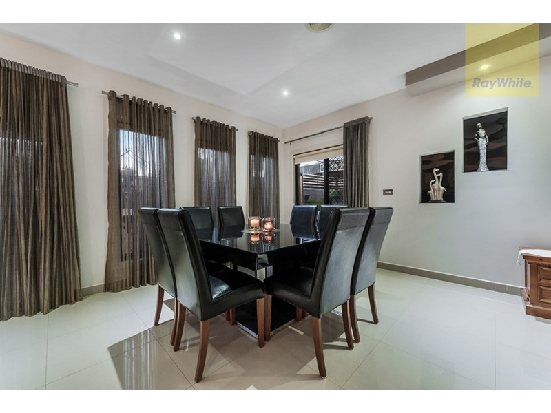 32 Bluebird Way, Roxburgh Park VIC 3064