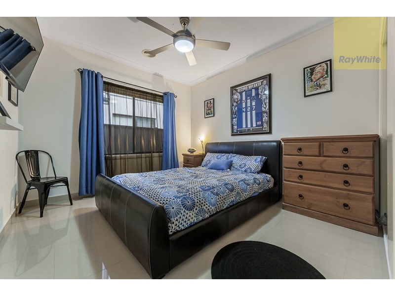 32 Bluebird Way, Roxburgh Park VIC 3064