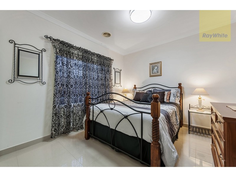 32 Bluebird Way, Roxburgh Park VIC 3064