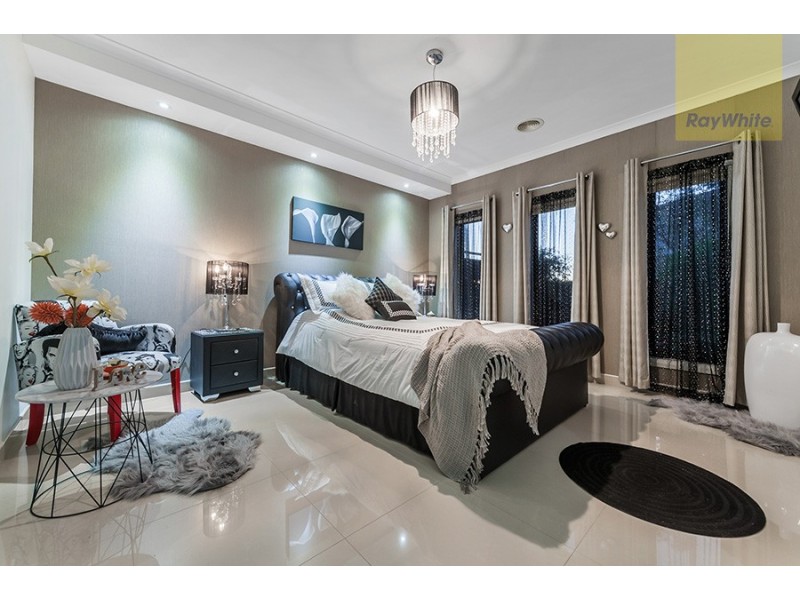 32 Bluebird Way, Roxburgh Park VIC 3064