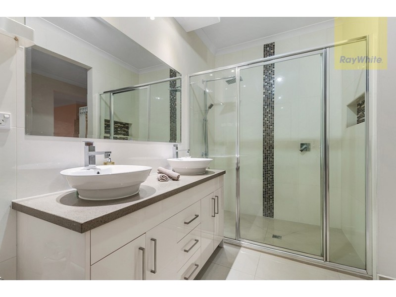 32 Bluebird Way, Roxburgh Park VIC 3064