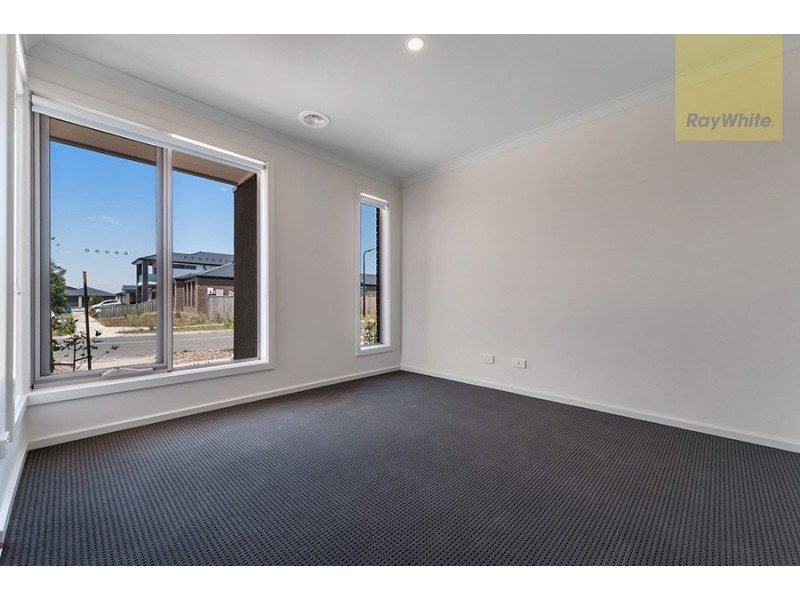 13 Whinfell Street, Mickleham VIC 3064