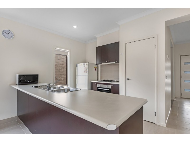 27 Clarendon Avenue, Craigieburn VIC 3064