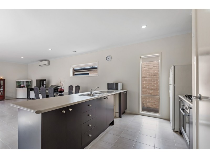 27 Clarendon Avenue, Craigieburn VIC 3064