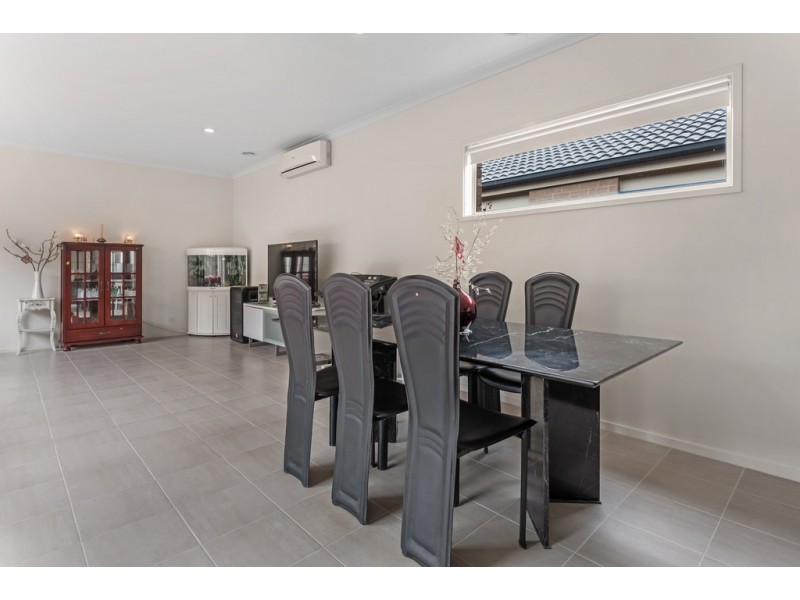 27 Clarendon Avenue, Craigieburn VIC 3064