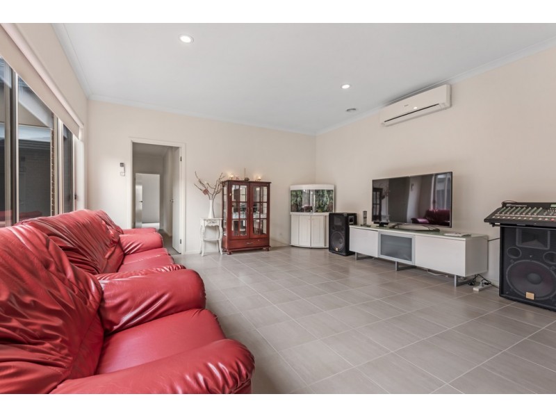 27 Clarendon Avenue, Craigieburn VIC 3064