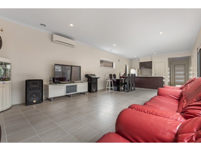 27 Clarendon Avenue, Craigieburn VIC 3064