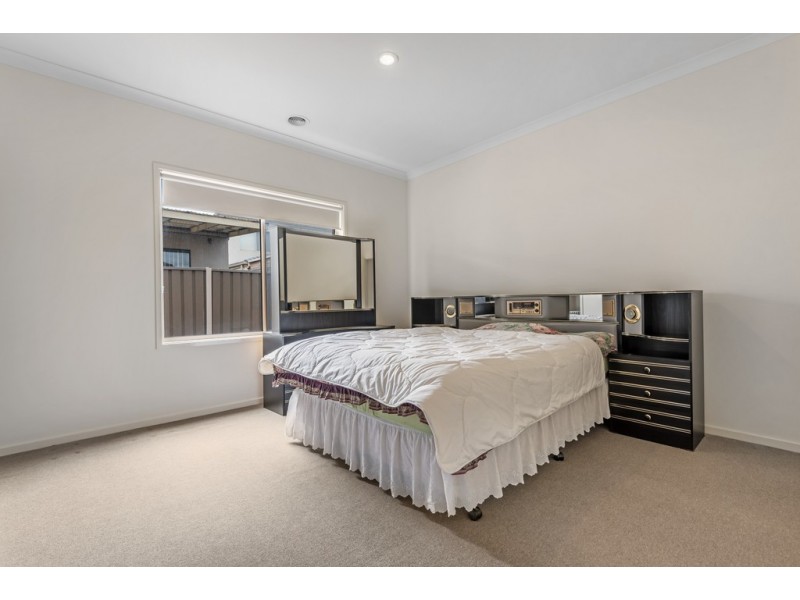 27 Clarendon Avenue, Craigieburn VIC 3064