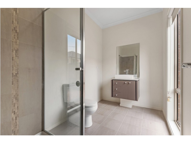 27 Clarendon Avenue, Craigieburn VIC 3064