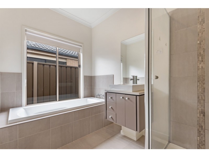 27 Clarendon Avenue, Craigieburn VIC 3064