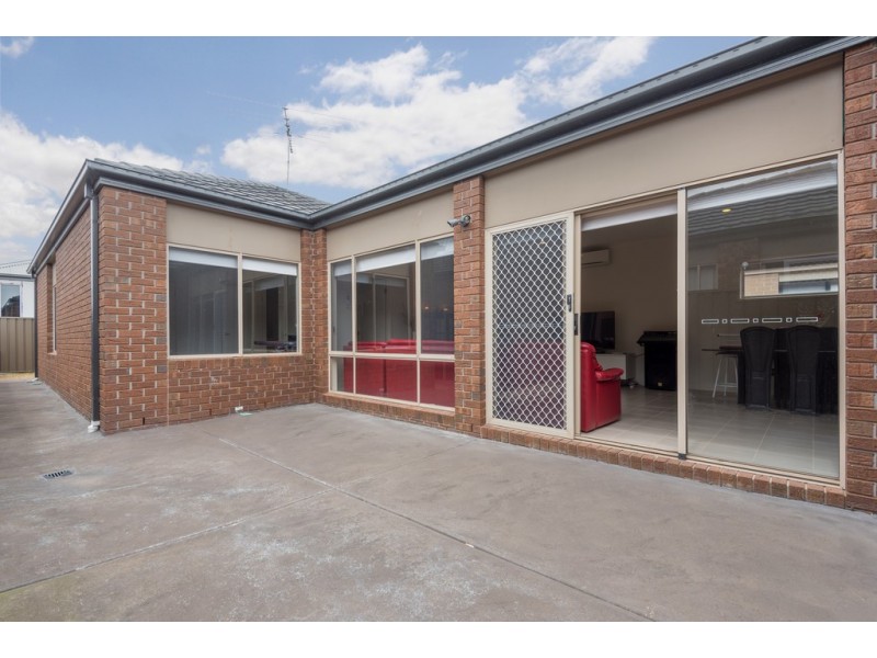 27 Clarendon Avenue, Craigieburn VIC 3064