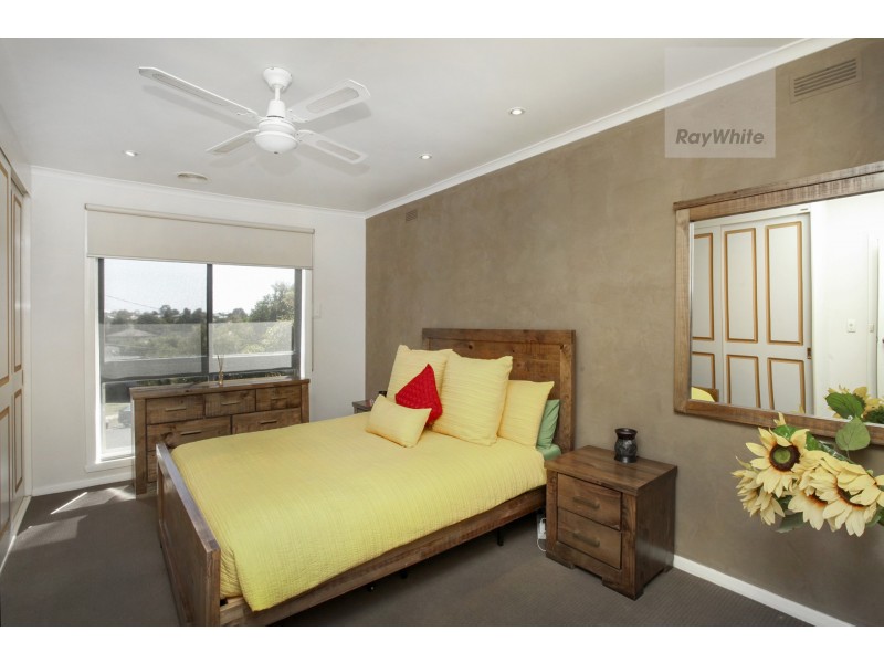 9 Farley Court, Gladstone Park VIC 3043