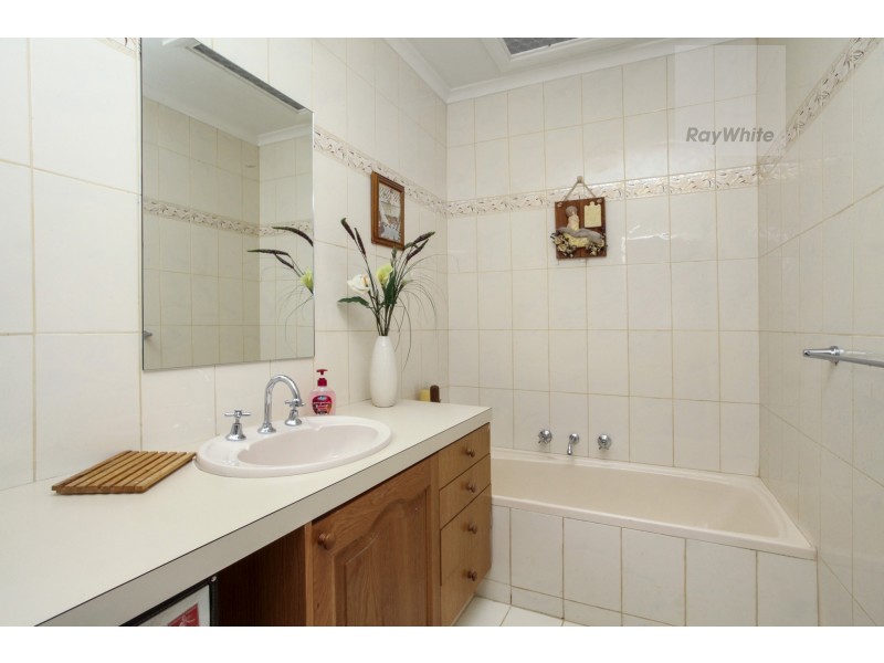 9 Farley Court, Gladstone Park VIC 3043