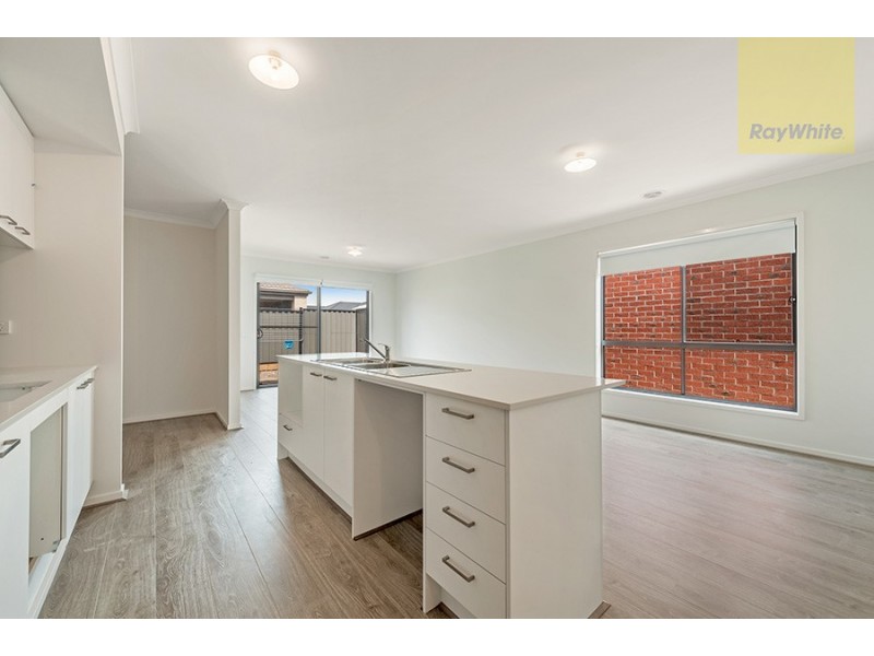 14 Streamside Avenue, Craigieburn VIC 3064