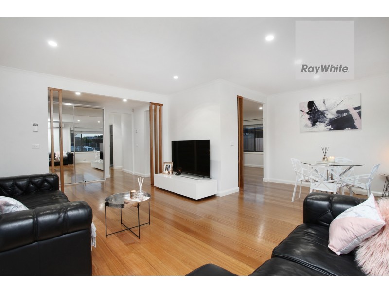 15 Pyke Drive, Gladstone Park VIC 3043