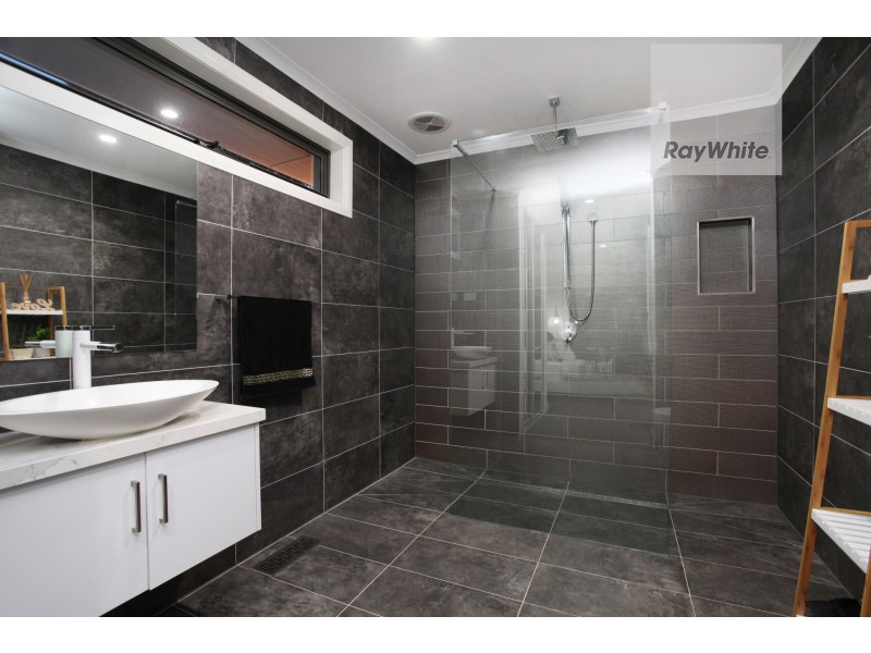 15 Pyke Drive, Gladstone Park VIC 3043