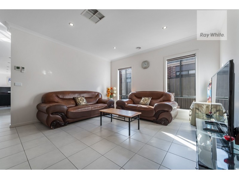 19 Oakgrove Drive, Craigieburn VIC 3064