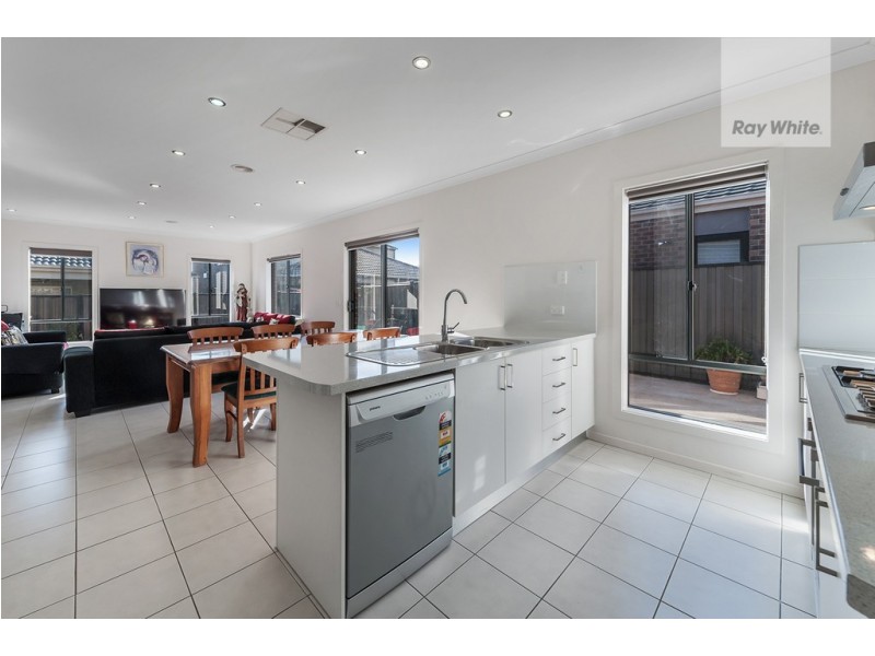 19 Oakgrove Drive, Craigieburn VIC 3064