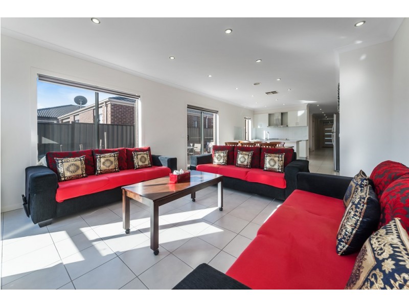 19 Oakgrove Drive, Craigieburn VIC 3064