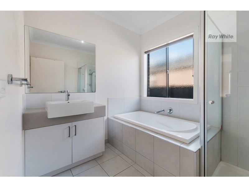 19 Oakgrove Drive, Craigieburn VIC 3064
