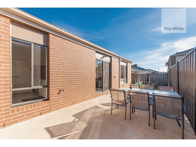 19 Oakgrove Drive, Craigieburn VIC 3064