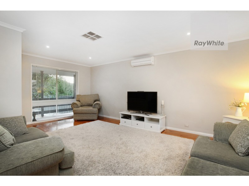 11 Taunton Place, Gladstone Park VIC 3043