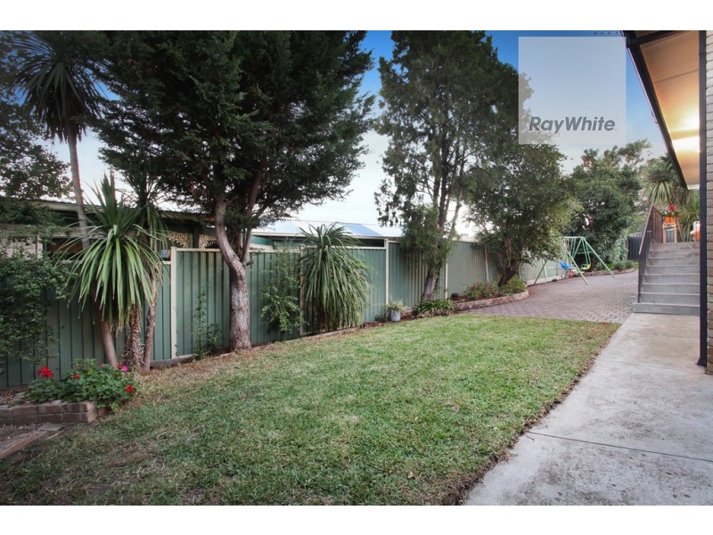 11 Taunton Place, Gladstone Park VIC 3043