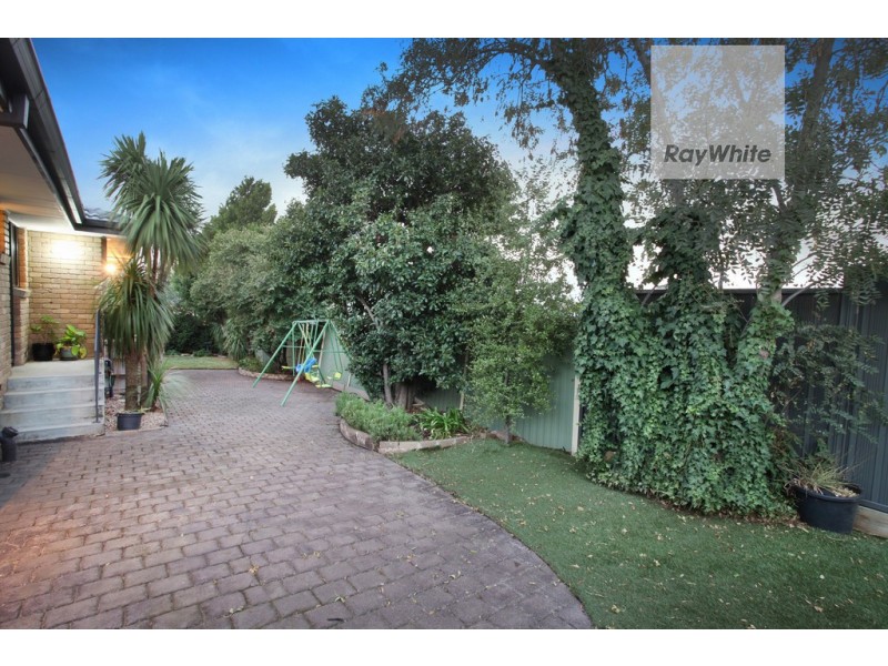 11 Taunton Place, Gladstone Park VIC 3043