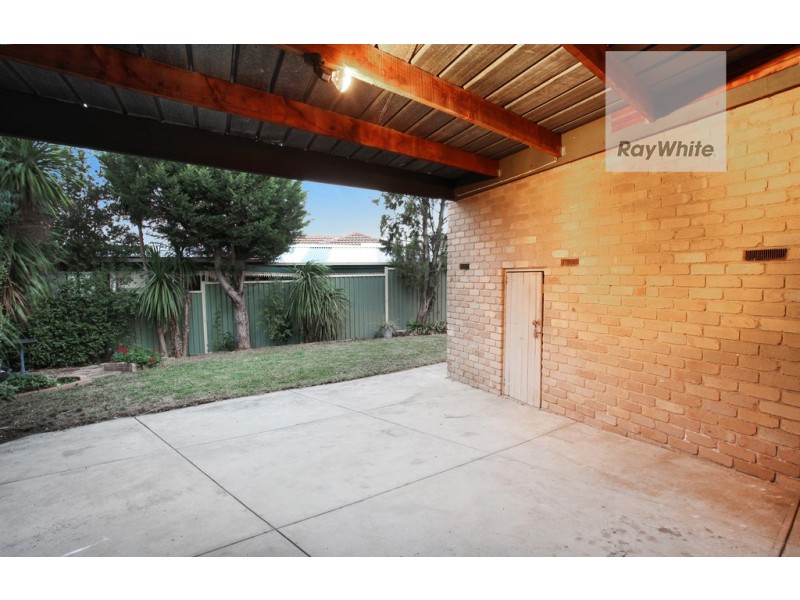 11 Taunton Place, Gladstone Park VIC 3043