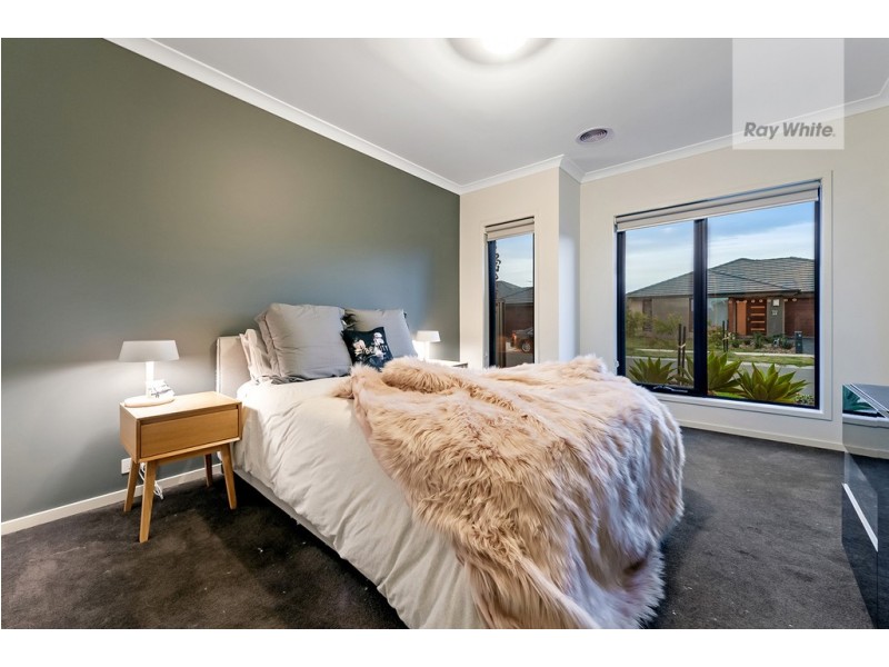 4 Mountleigh Circuit, Craigieburn VIC 3064