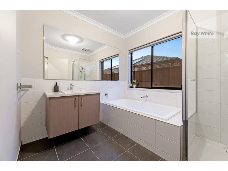 4 Mountleigh Circuit, Craigieburn VIC 3064