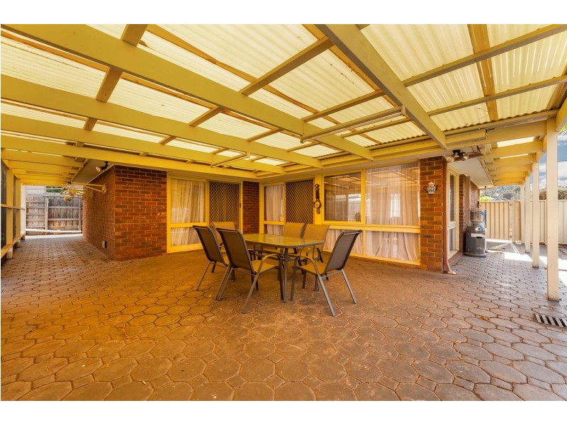 17 Axminster Drive, Craigieburn VIC 3064