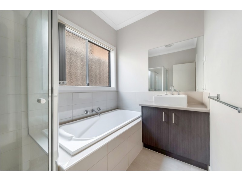 9 Leveque Loop, Craigieburn VIC 3064