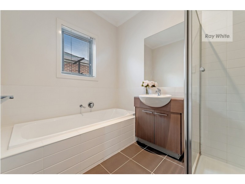 18 Healesville Loop, Craigieburn VIC 3064