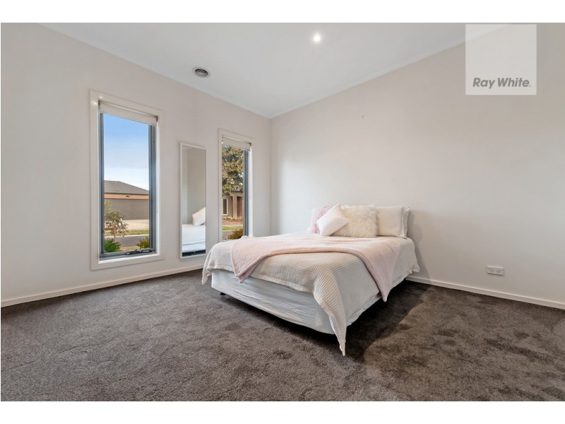 18 Healesville Loop, Craigieburn VIC 3064