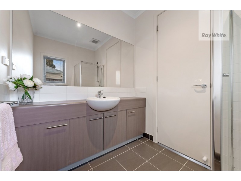 18 Healesville Loop, Craigieburn VIC 3064