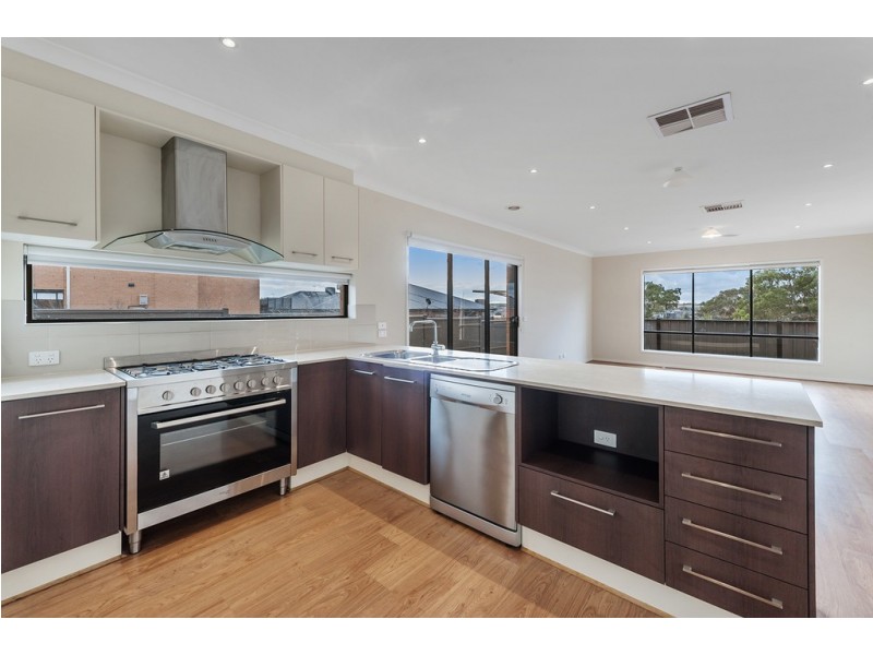 18 Calm Avenue, Craigieburn VIC 3064