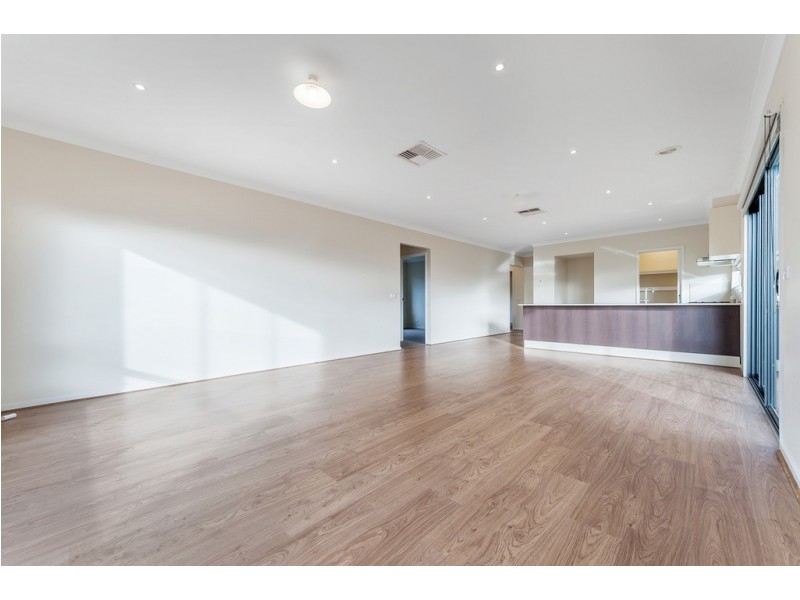 18 Calm Avenue, Craigieburn VIC 3064