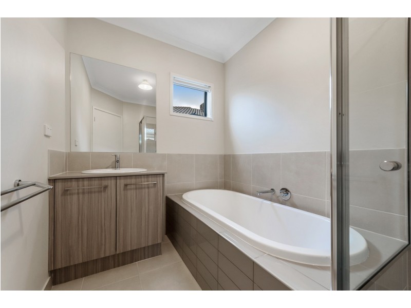 18 Calm Avenue, Craigieburn VIC 3064