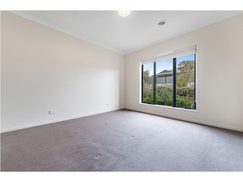 18 Calm Avenue, Craigieburn VIC 3064