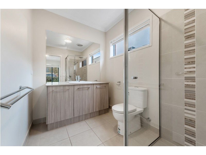 18 Calm Avenue, Craigieburn VIC 3064