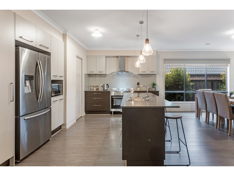 15 Calibre Avenue, Craigieburn VIC 3064