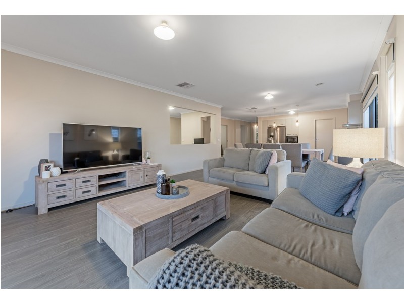 15 Calibre Avenue, Craigieburn VIC 3064